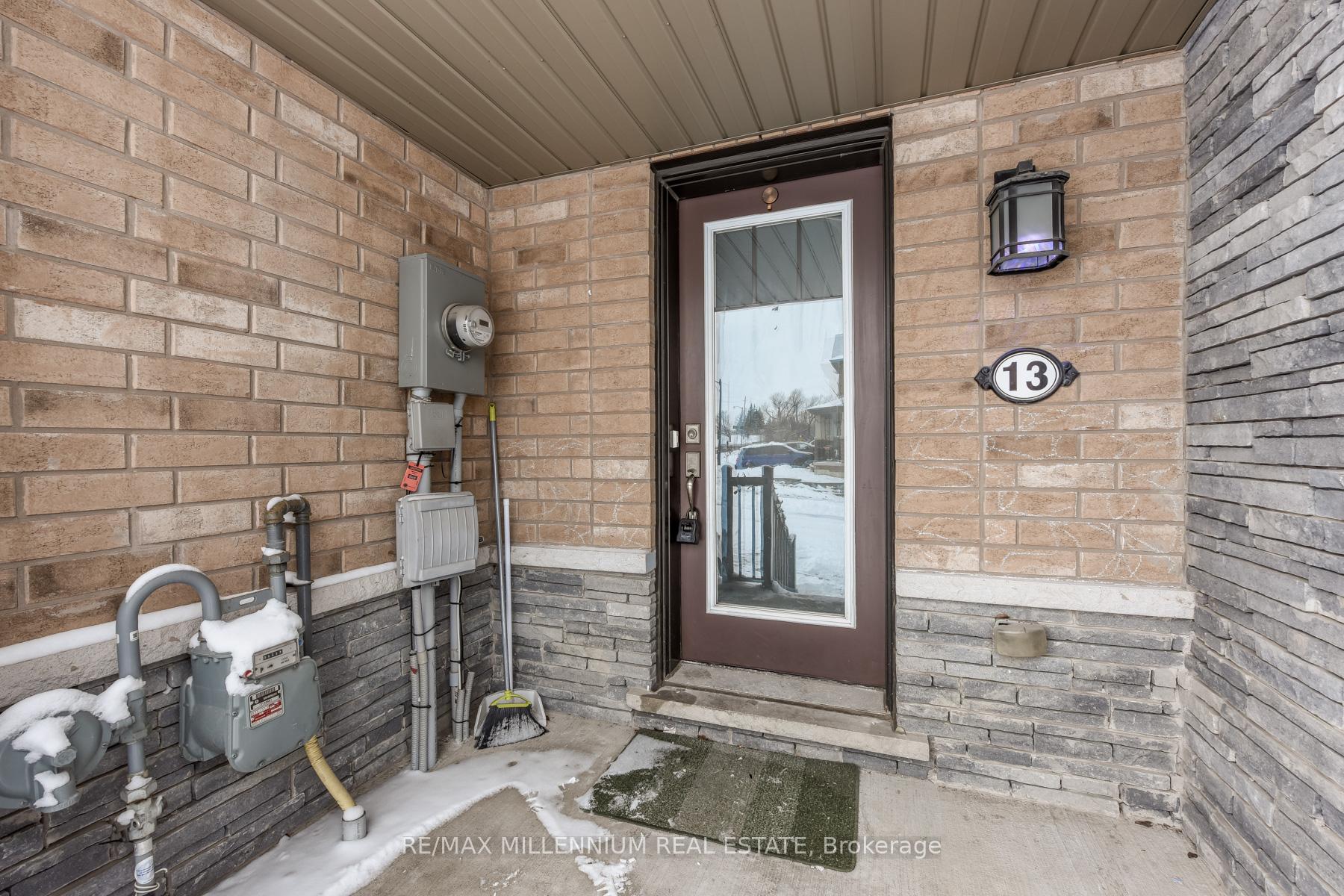 Photo 2 of 13 Hedges Crescent, Hamilton, Stoney Creek — HOMEH