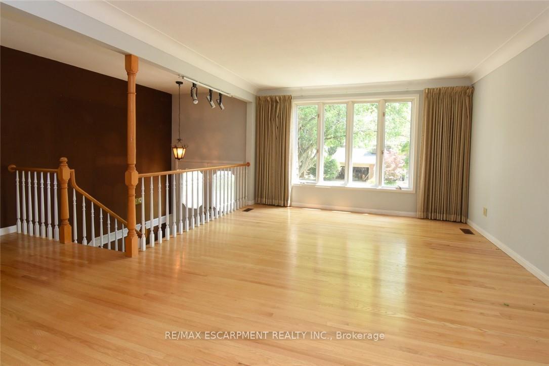 Photo 4 of 30 Terrace Drive, Hamilton, Dundas — HOMEH