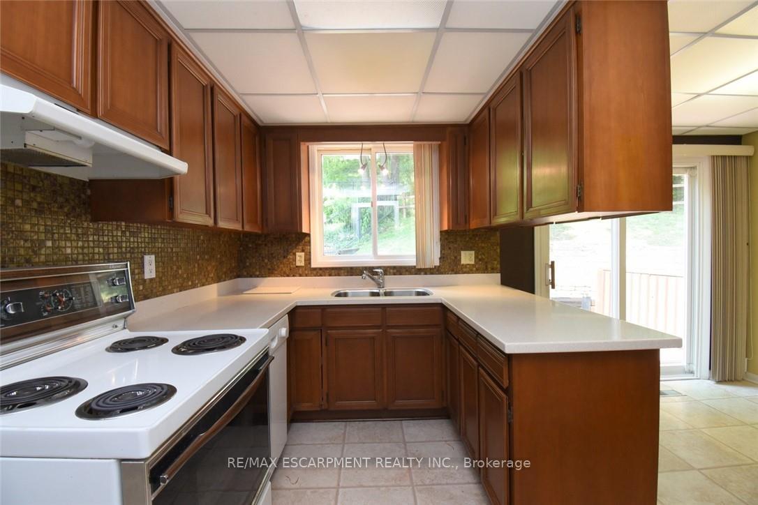 Photo 3 of 30 Terrace Drive, Hamilton, Dundas — HOMEH