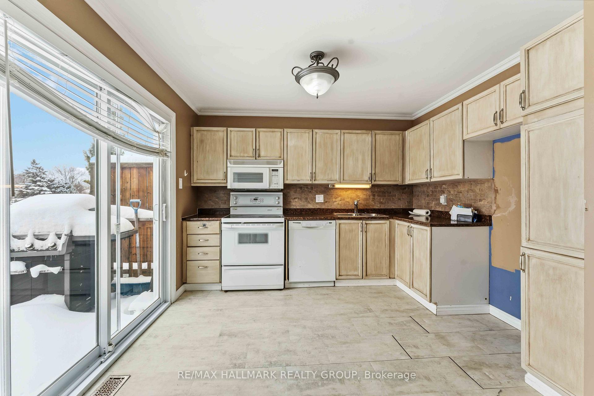 Photo 6 of 648 Brome Crescent, Ottawa, Fallingbrook/Ridgemount — HOMEH