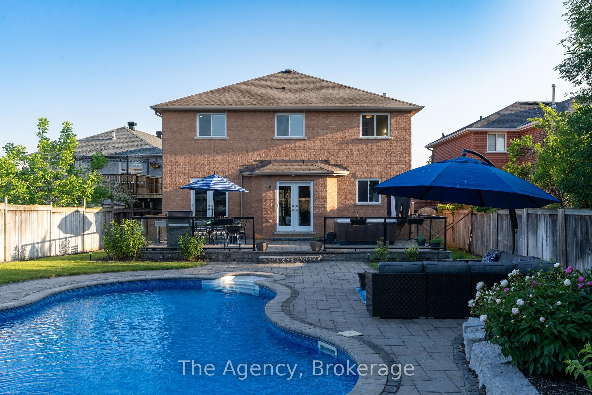 Photo 2 of 7 Higgin Court, Barrie, Edgehill Drive — HOMEH