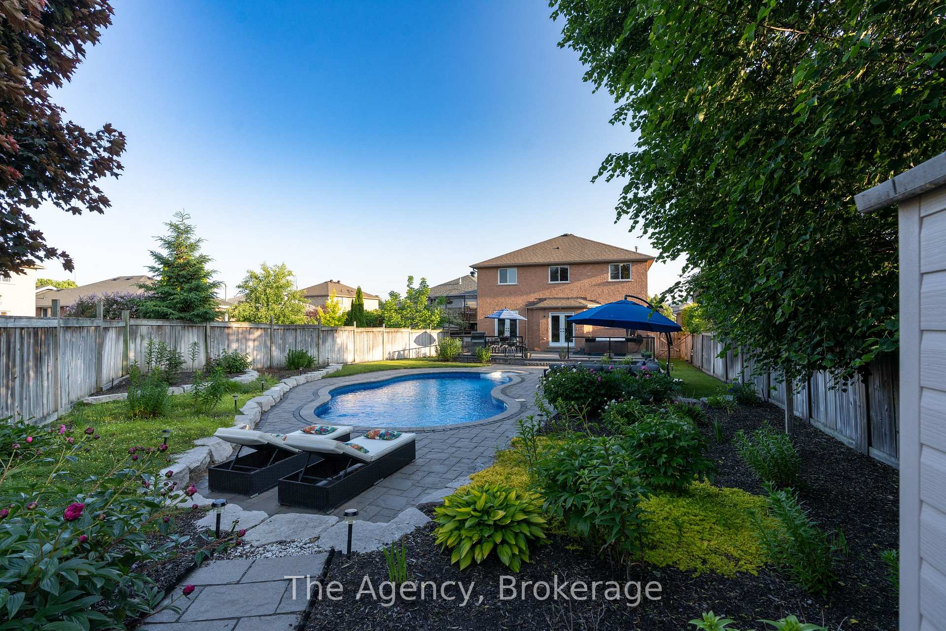 Photo 3 of 7 Higgin Court, Barrie, Edgehill Drive — HOMEH