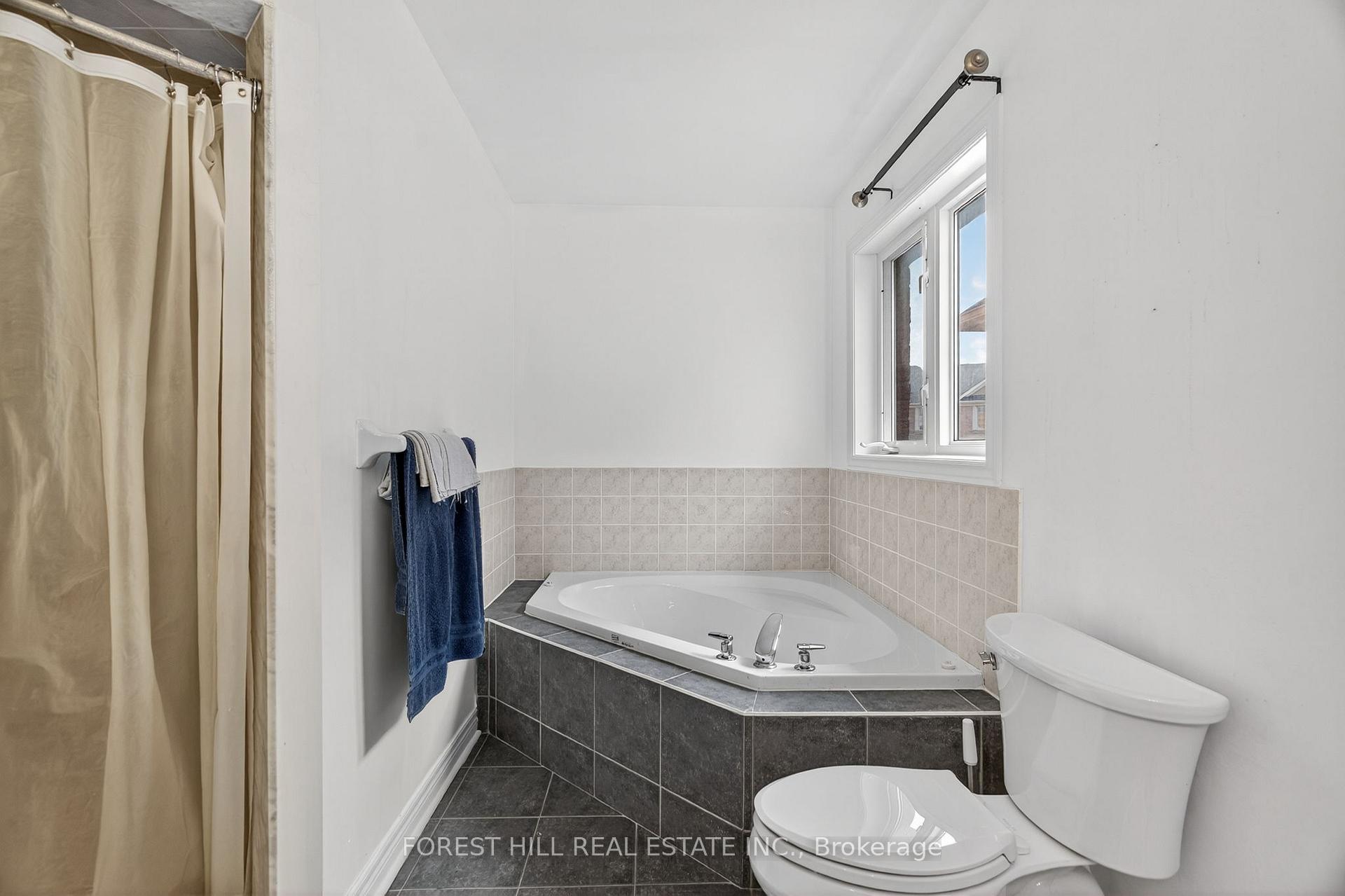 Photo 3 of 14 Pepperberry Road, Vaughan, Patterson — HOMEH