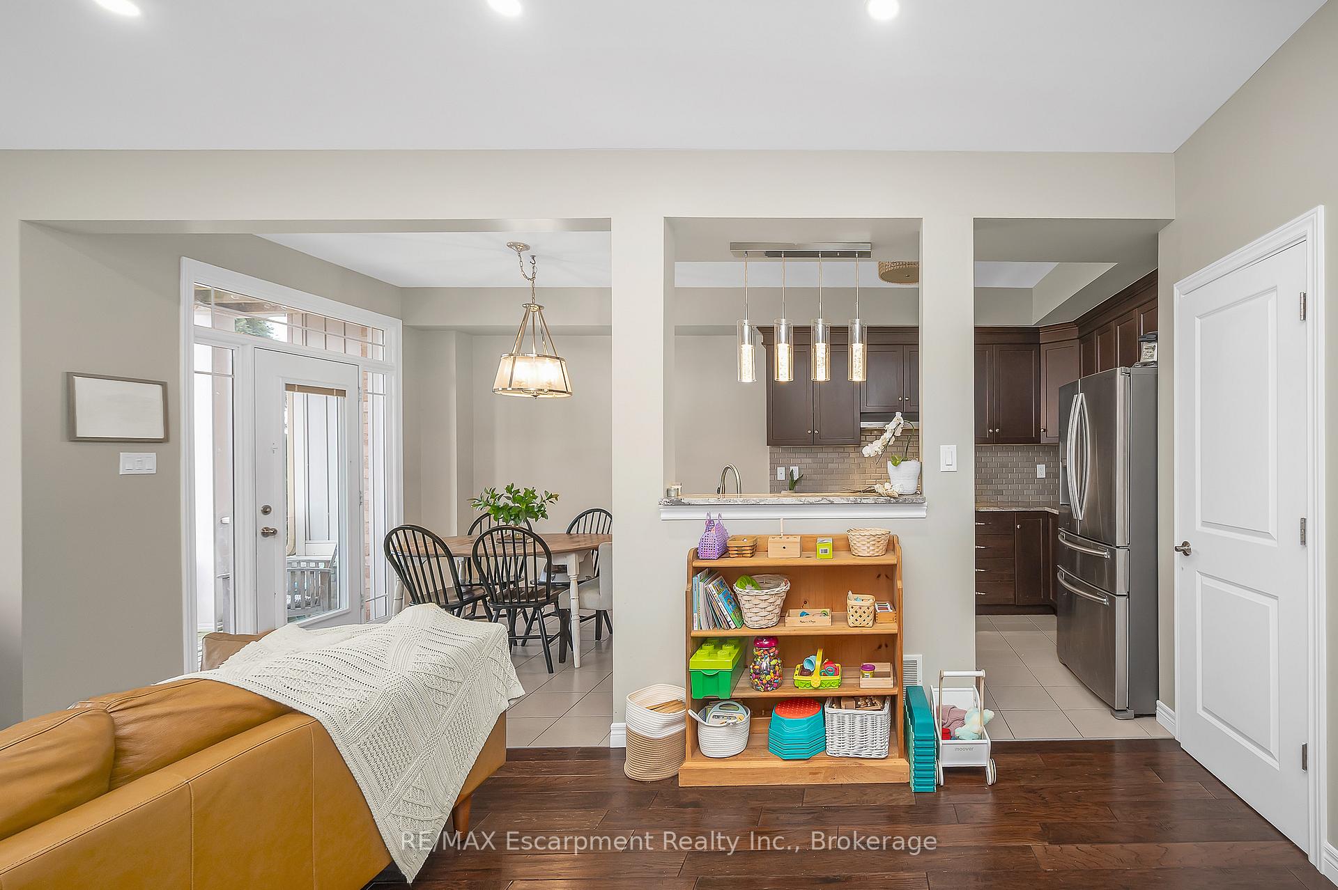 Photo 4 of Unit 21, 8 Lakelawn Road, Grimsby, Grimsby Beach — HOMEH
