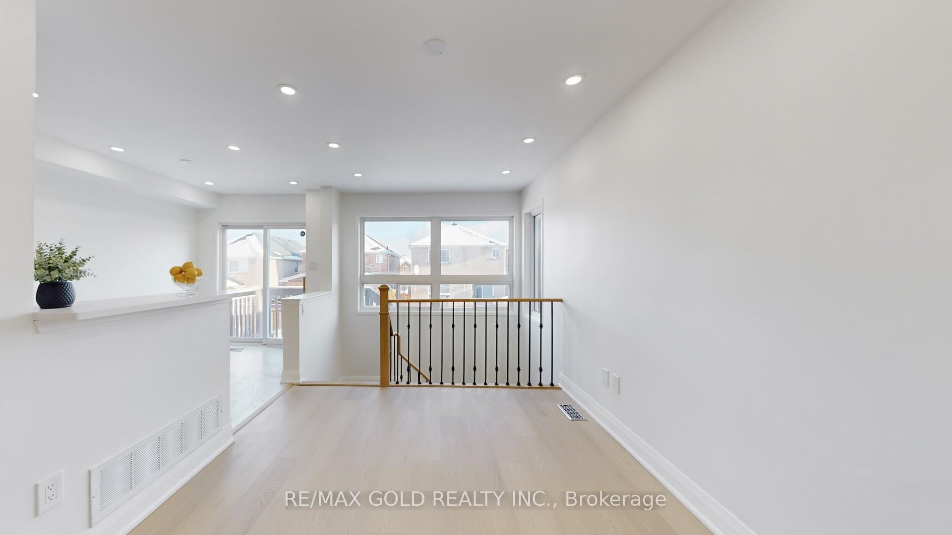 Photo 16 of 26 Applegrove Court, Brampton, Sandringham-Wellington — HOMEH