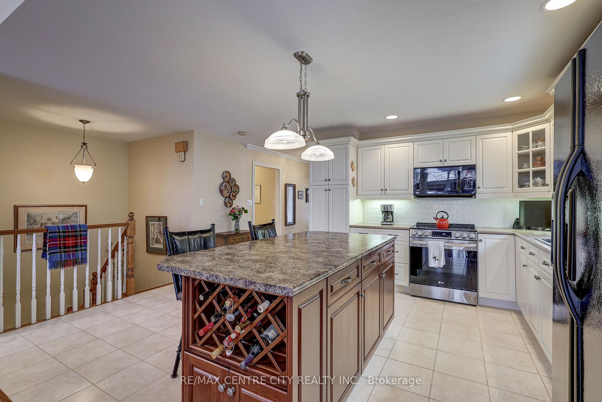 Photo 7 of 17 Hickory Lane, St. Thomas — HOMEH