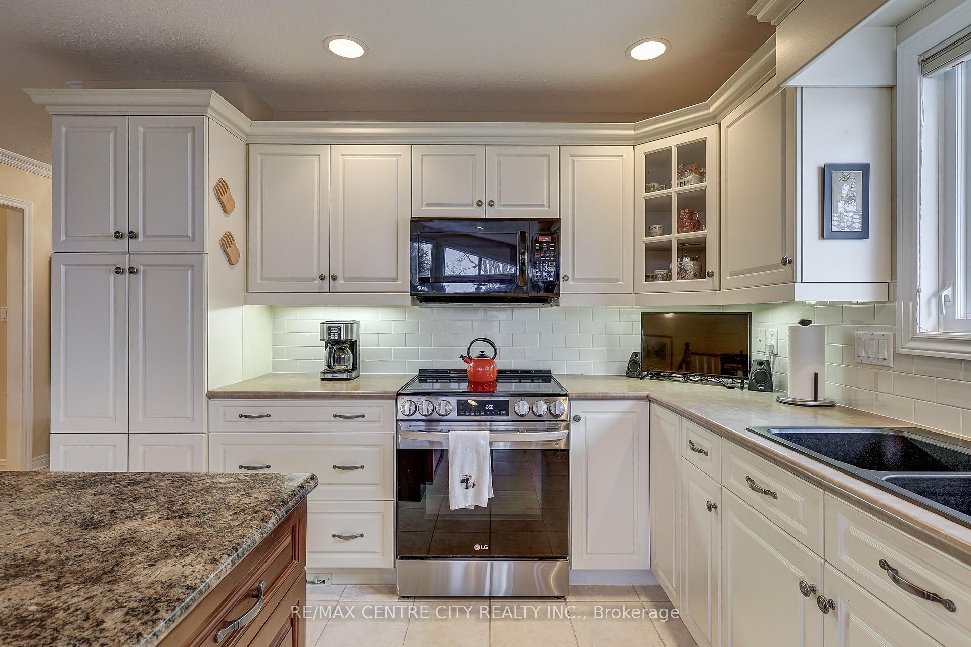Photo 8 of 17 Hickory Lane, St. Thomas — HOMEH