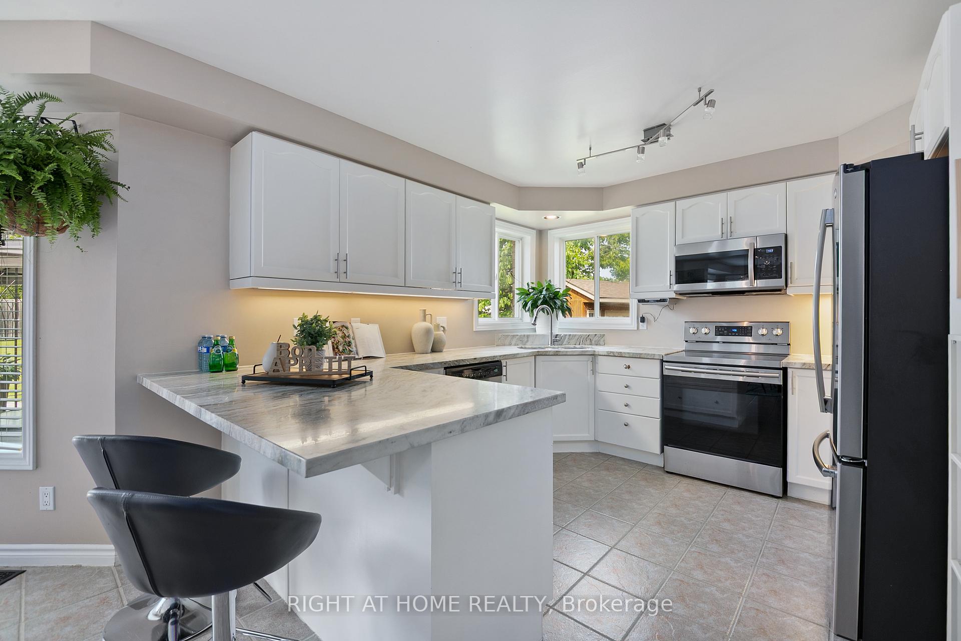 Photo 9 of 30 Ruffet Drive, Barrie, Edgehill Drive — HOMEH