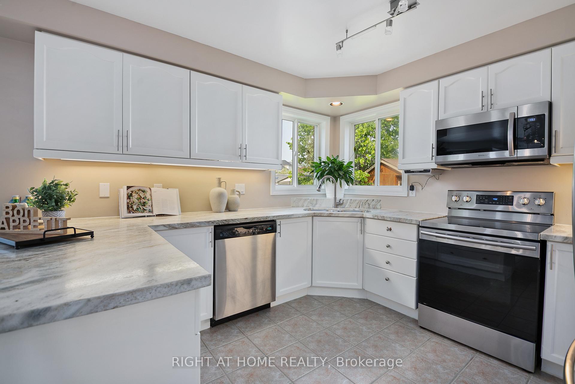 Photo 10 of 30 Ruffet Drive, Barrie, Edgehill Drive — HOMEH