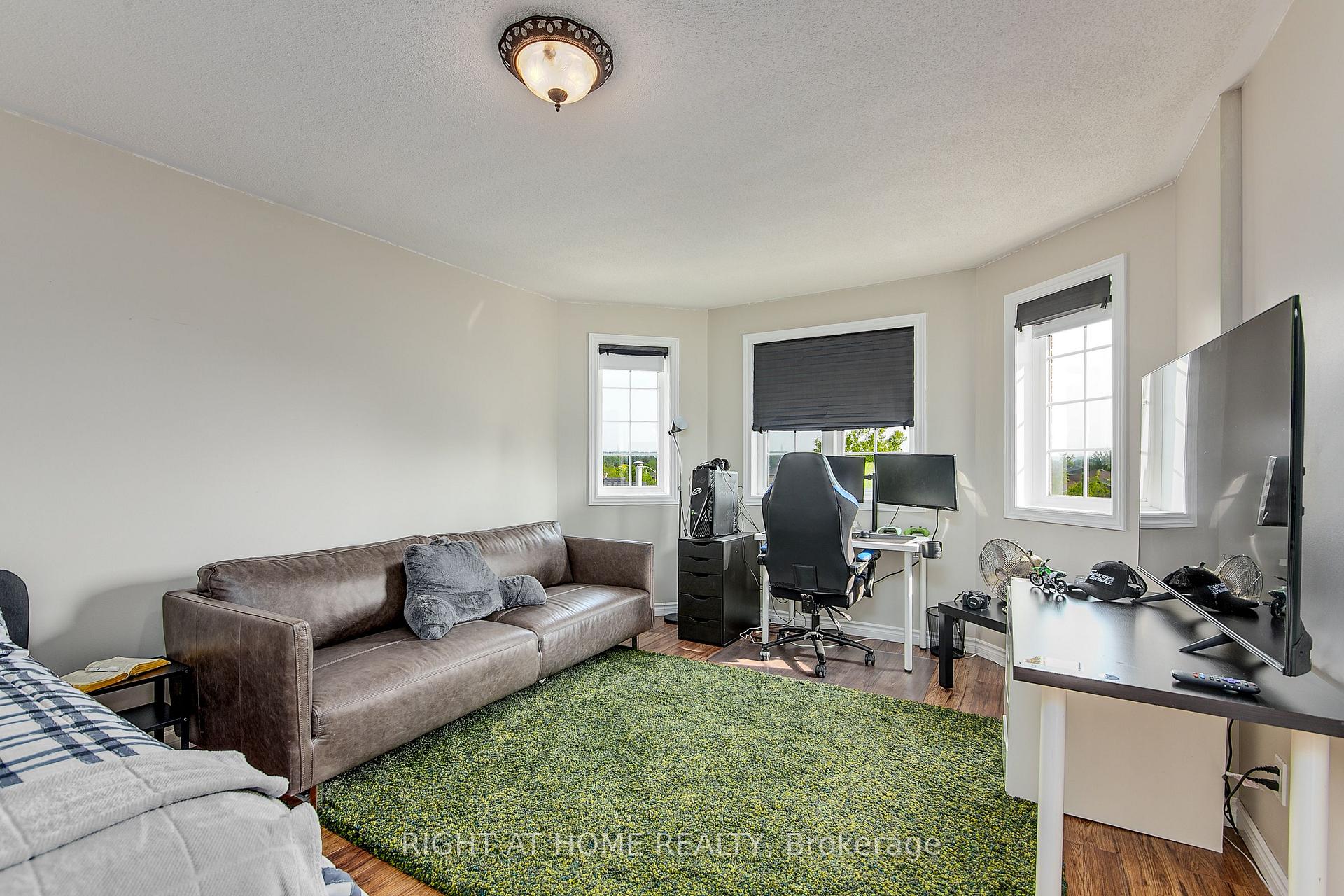 Photo 16 of 30 Ruffet Drive, Barrie, Edgehill Drive — HOMEH