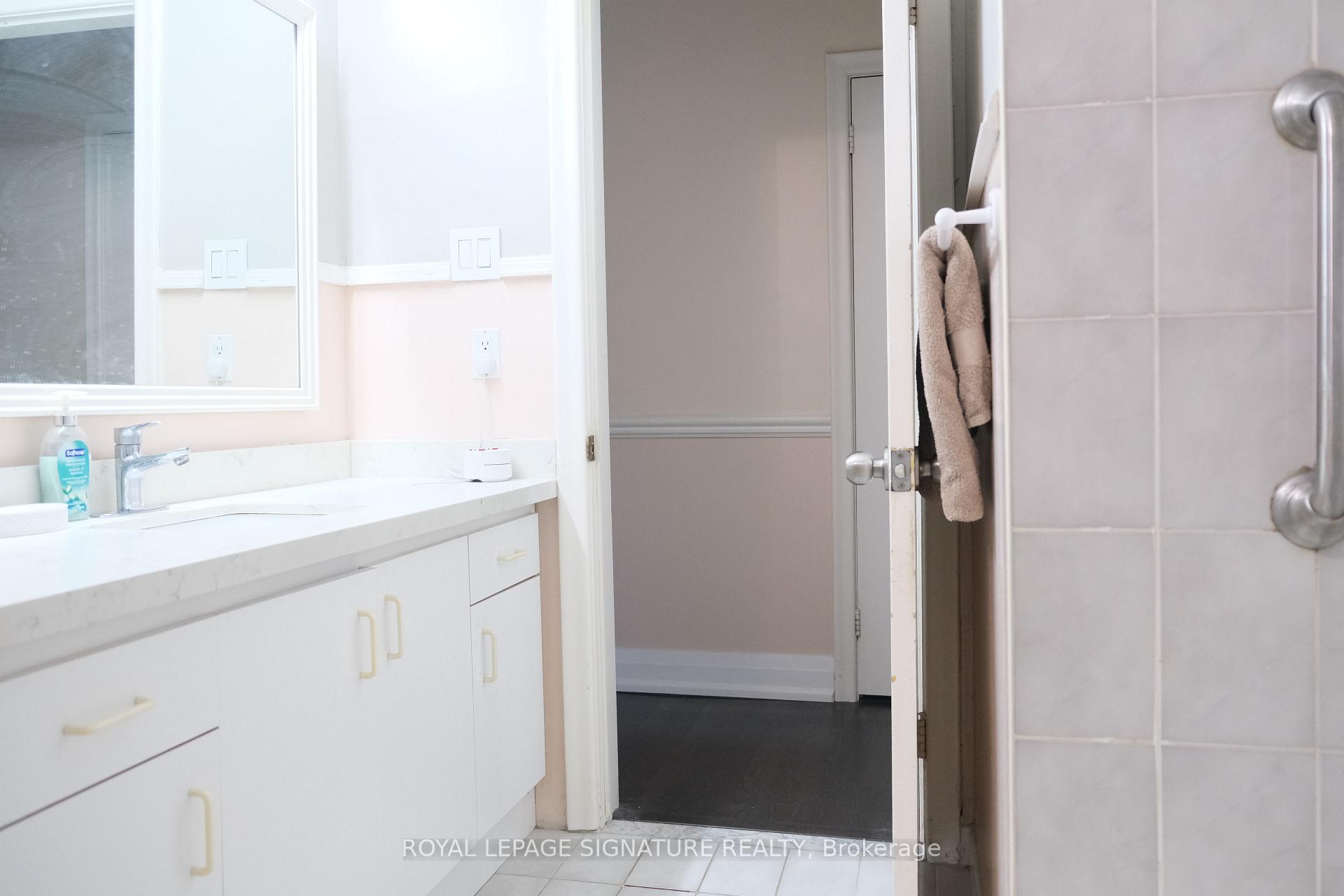 Photo 12 of 11 Blaydon Avenue, North York, Downsview-Roding-CFB — HOMEH