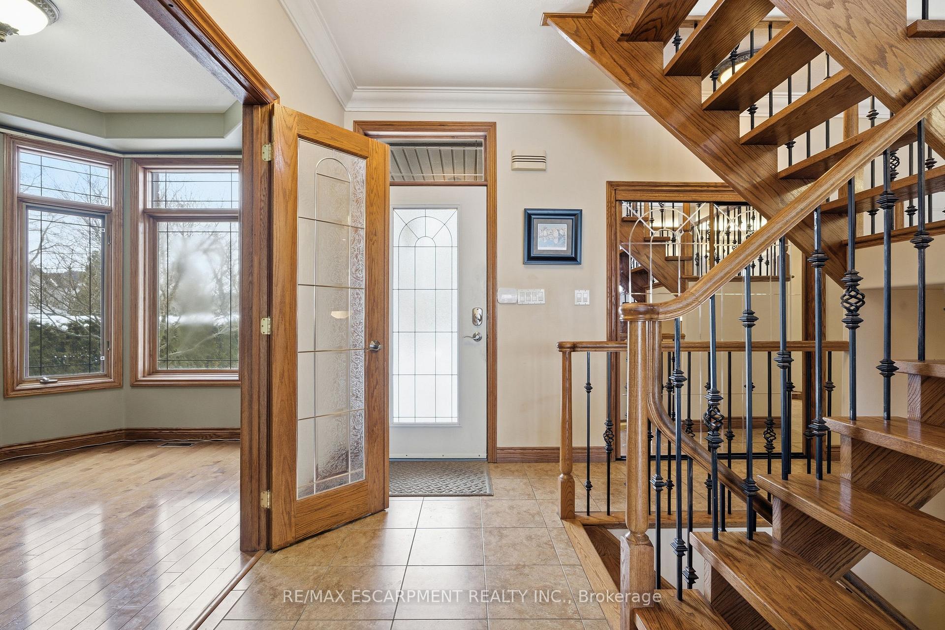 Photo 2 of 4 Lakeside Drive, Hamilton, Lakeshore — HOMEH