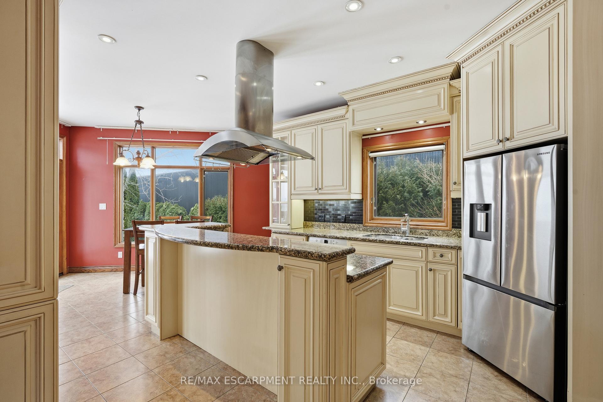 Photo 10 of 4 Lakeside Drive, Hamilton, Lakeshore — HOMEH