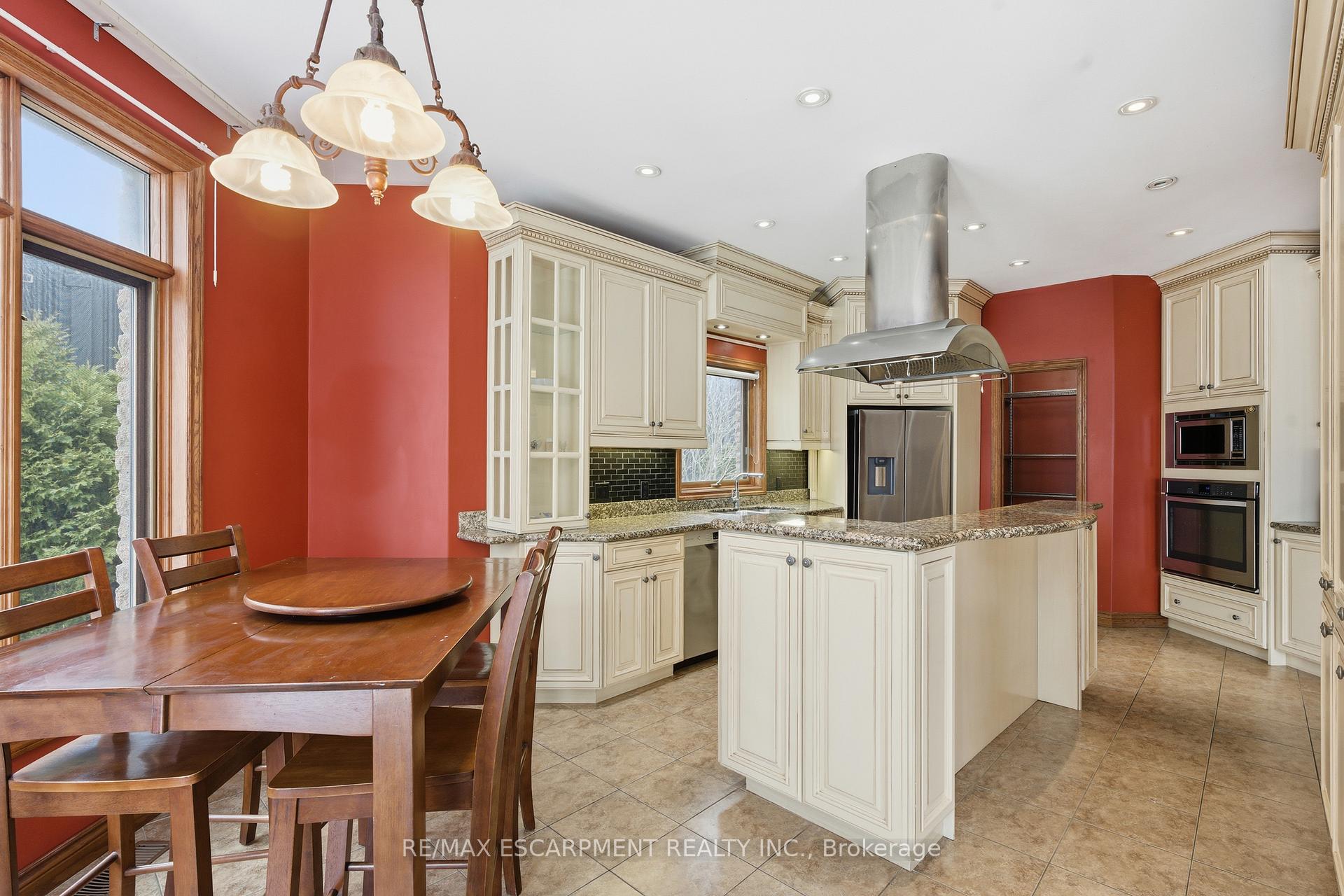 Photo 5 of 4 Lakeside Drive, Hamilton, Lakeshore — HOMEH
