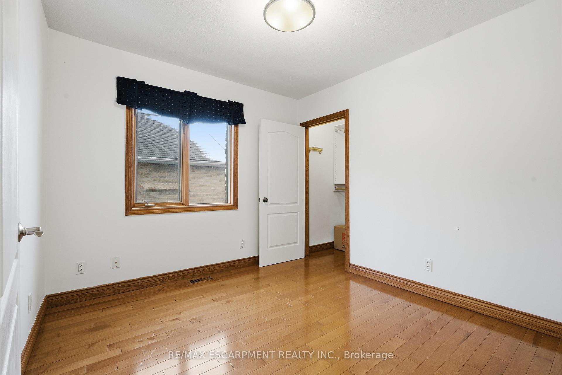 Photo 33 of 4 Lakeside Drive, Hamilton, Lakeshore — HOMEH