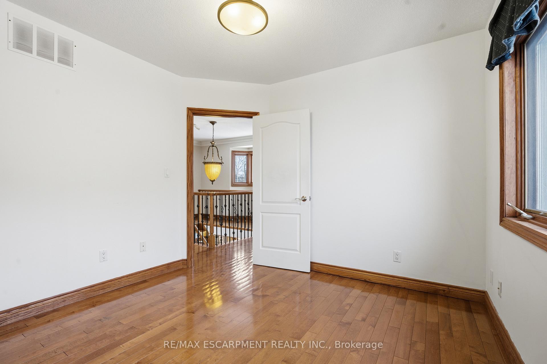 Photo 19 of 4 Lakeside Drive, Hamilton, Lakeshore — HOMEH