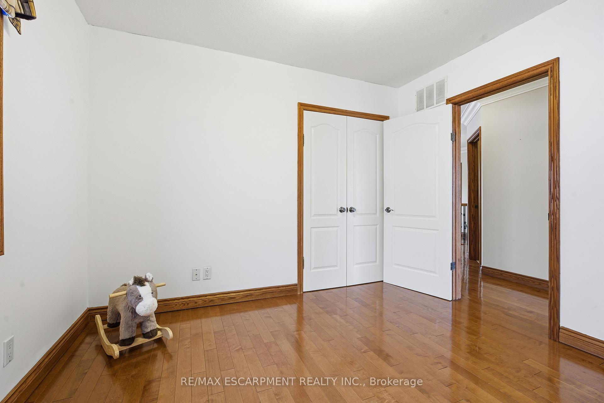 Photo 12 of 4 Lakeside Drive, Hamilton, Lakeshore — HOMEH