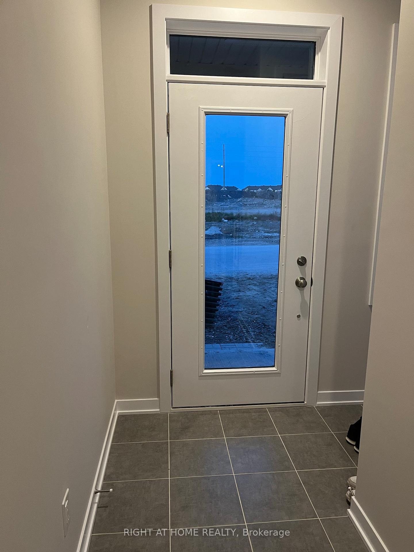 Photo 3 of 4106 Obsidian Street, Ottawa, Barrhaven - Half Moon Bay — HOMEH