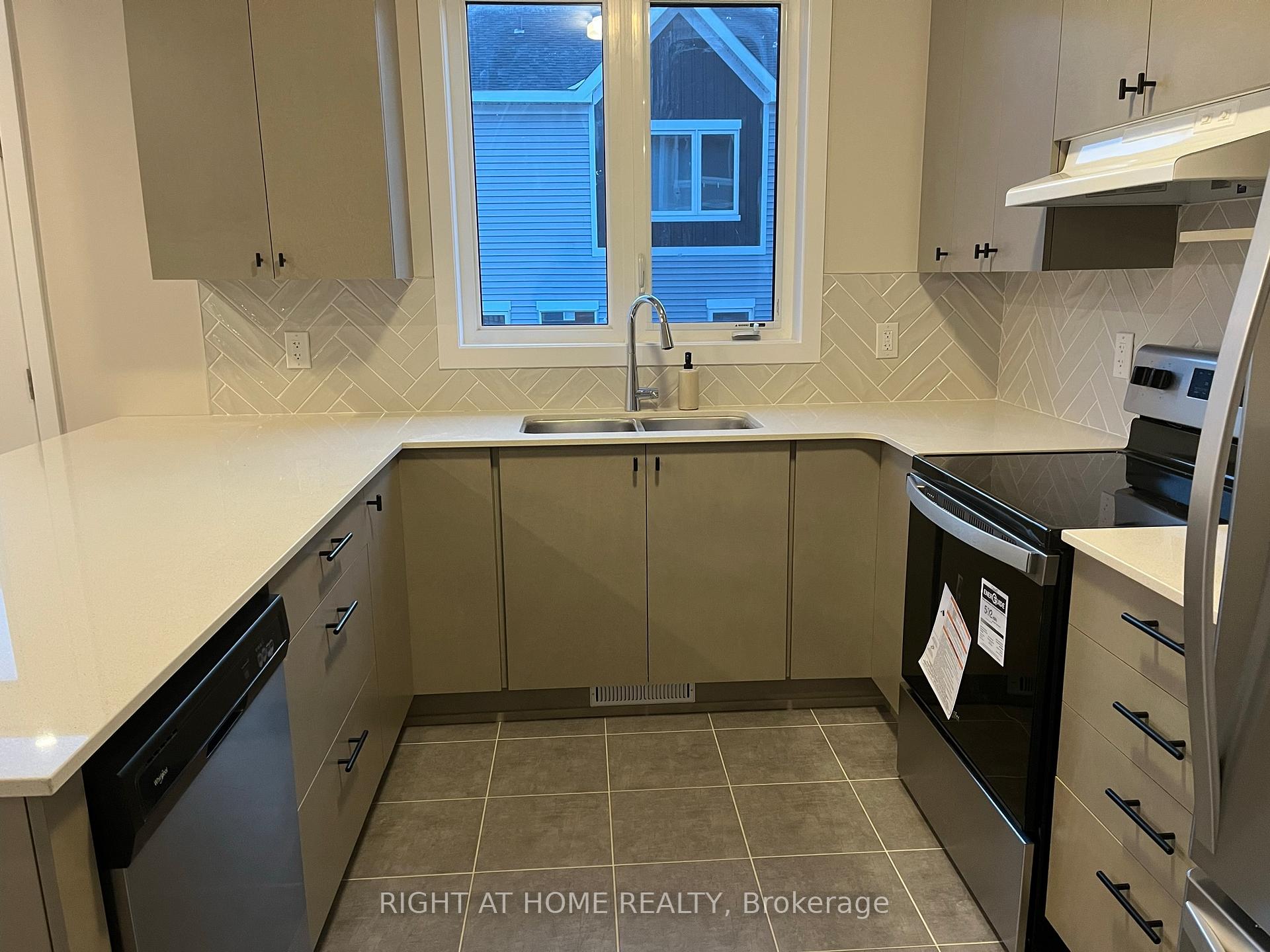 Photo 9 of 4106 Obsidian Street, Ottawa, Barrhaven - Half Moon Bay — HOMEH
