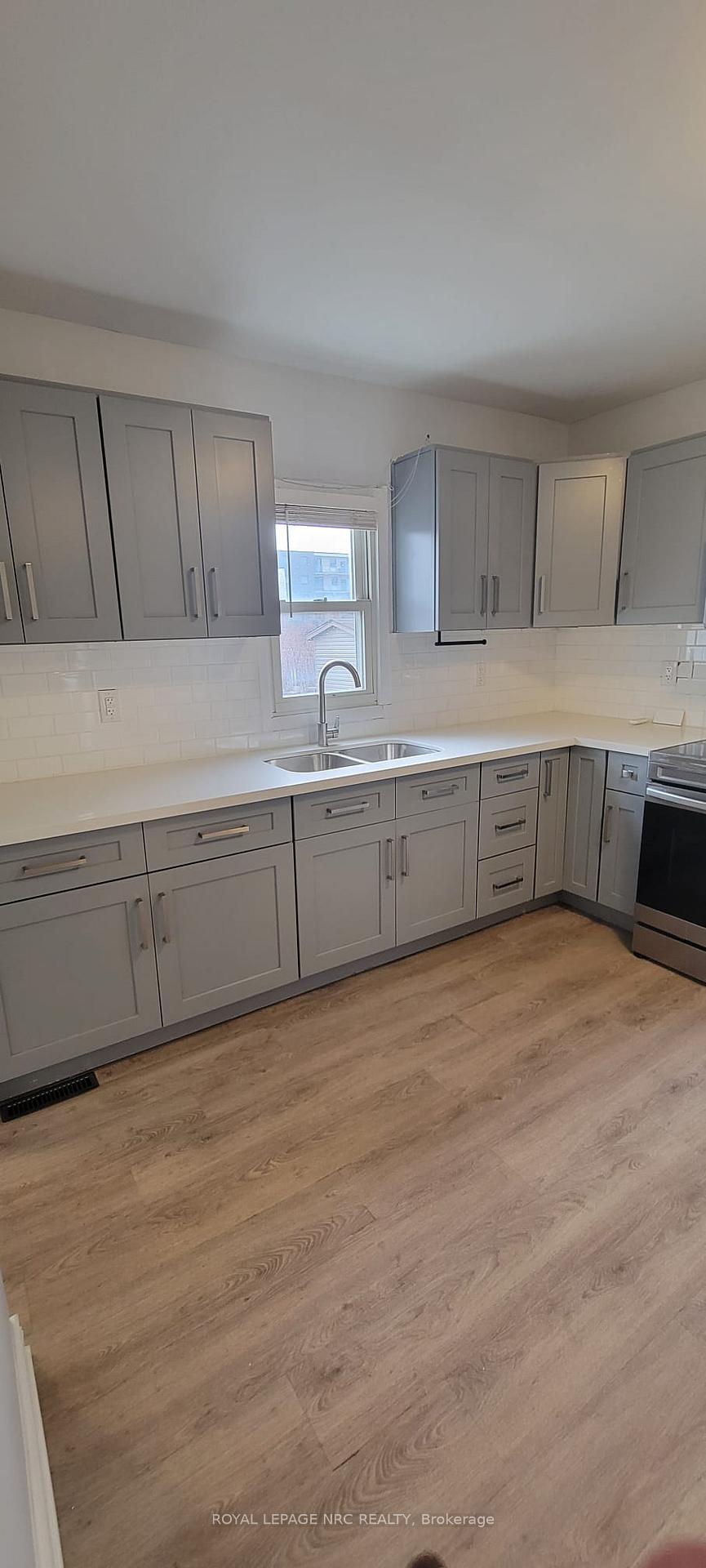 Photo 2 of 27 Lasalle(Main unit) Street E, Welland, Lincoln/Crowland — HOMEH