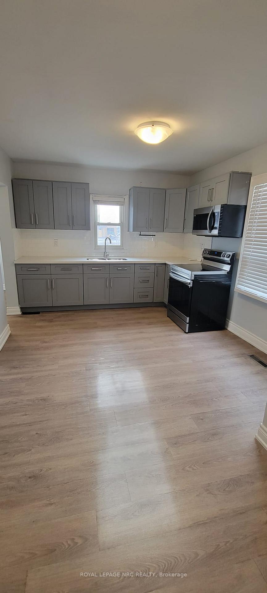 Photo 4 of 27 Lasalle(Main unit) Street E, Welland, Lincoln/Crowland — HOMEH