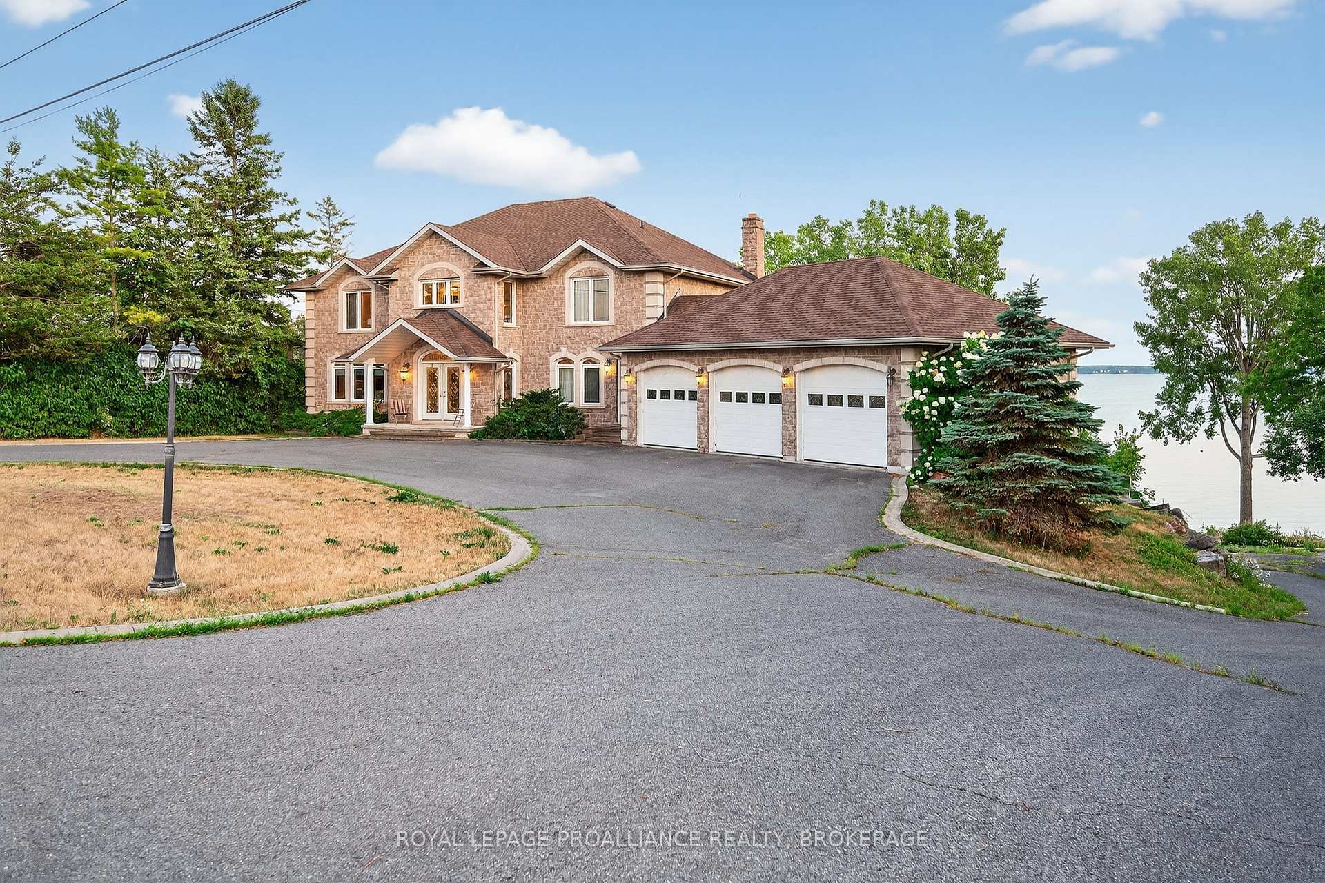Front of 4734 Lakeside Lane