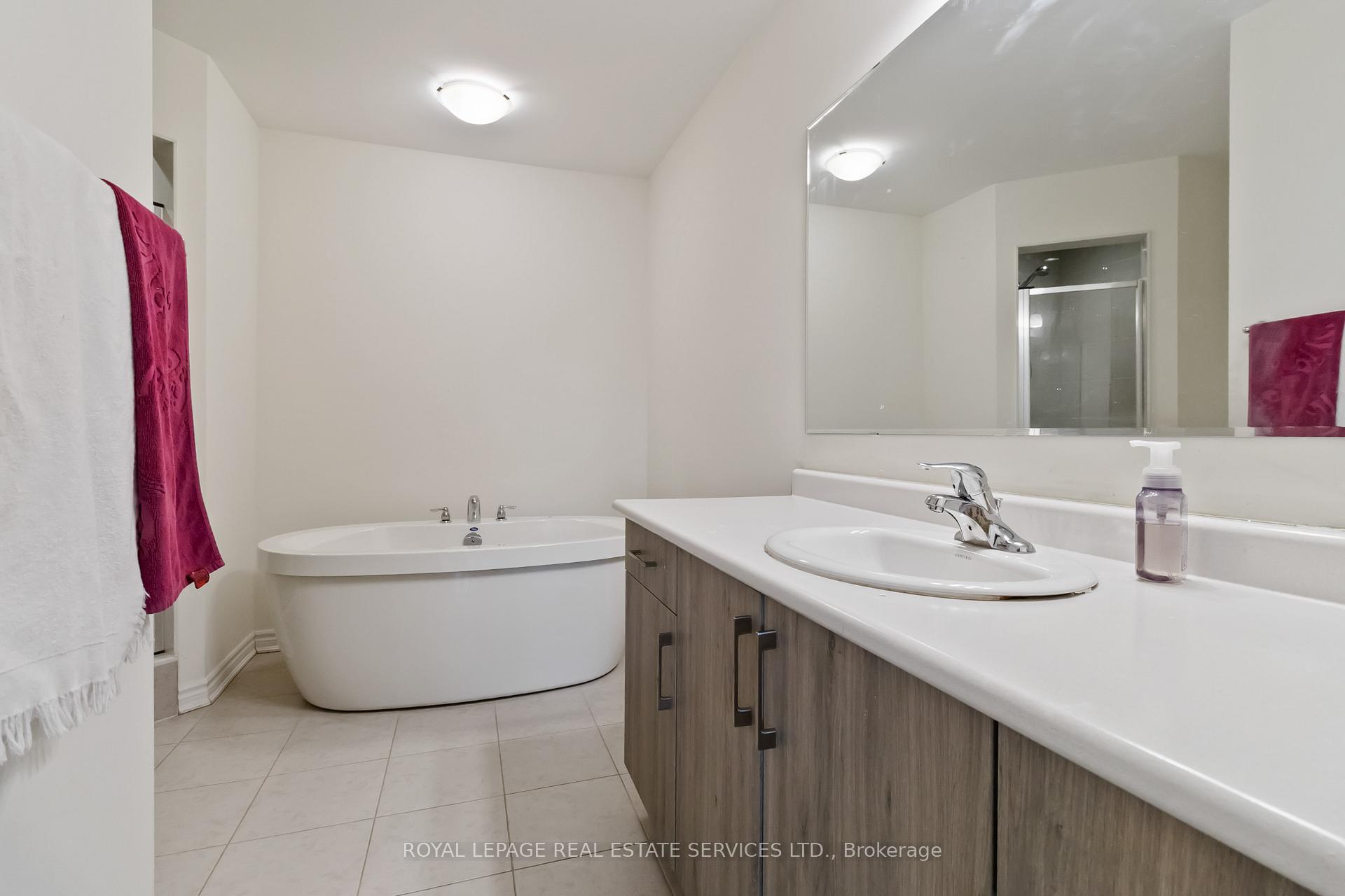 Photo 13 of 1280 Sycamore Garden, Milton, Cobban — HOMEH
