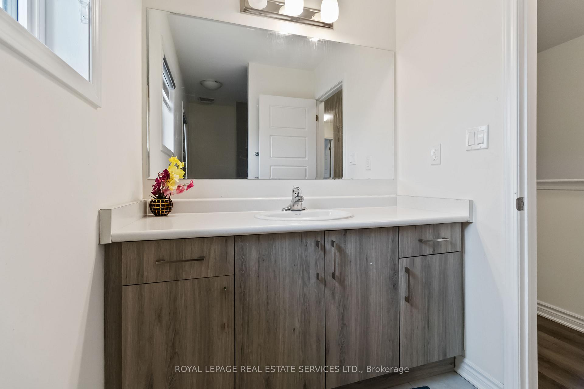 Photo 18 of 1280 Sycamore Garden, Milton, Cobban — HOMEH