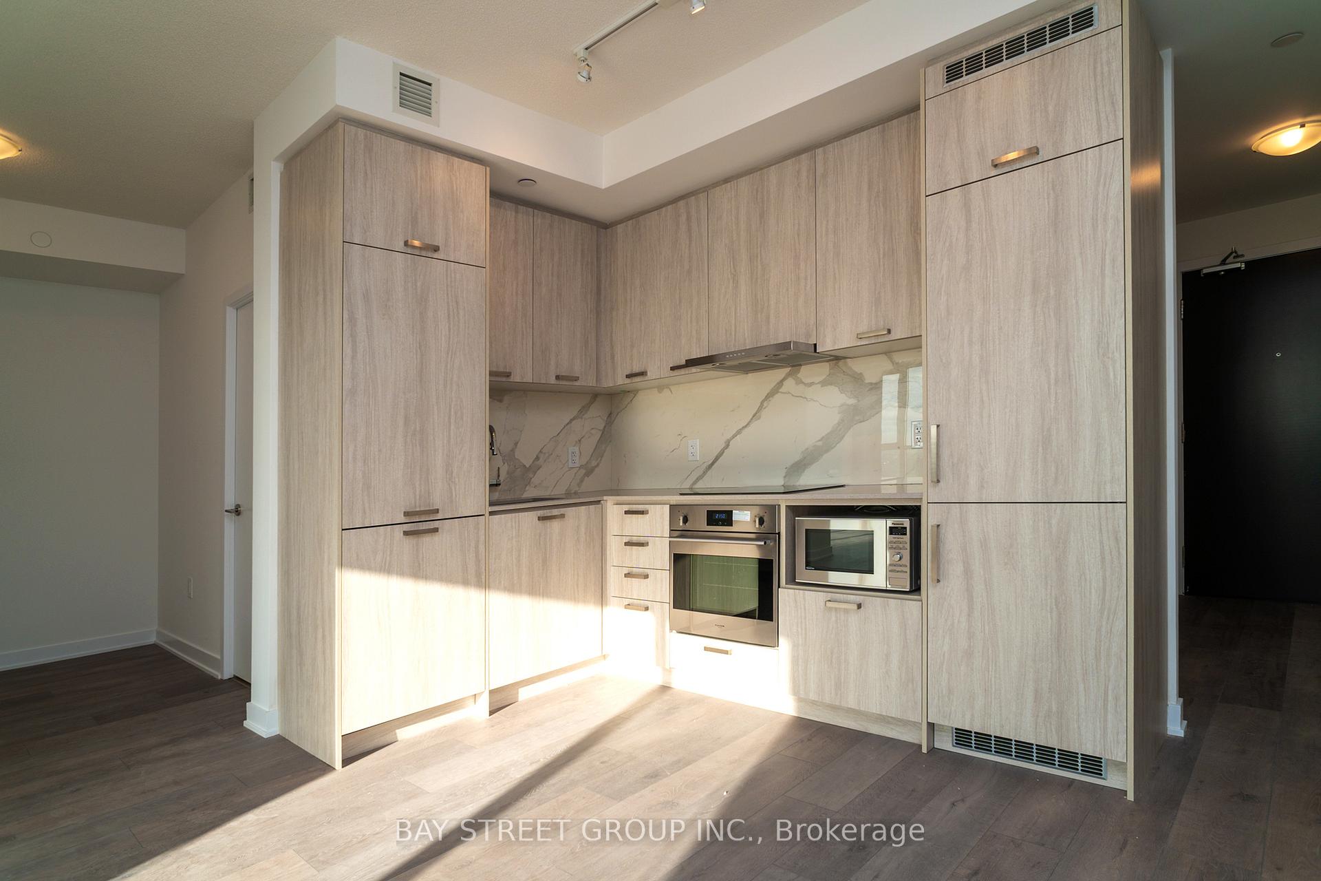 Photo 5 of Unit 906, 10 Honeycrisp Crescent N, Vaughan, Vaughan Corporate Centre — HOMEH
