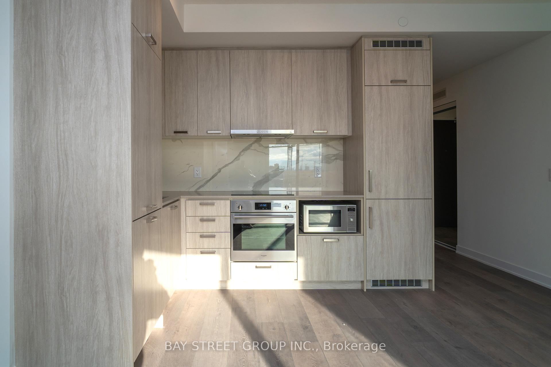 Photo 4 of Unit 906, 10 Honeycrisp Crescent N, Vaughan, Vaughan Corporate Centre — HOMEH