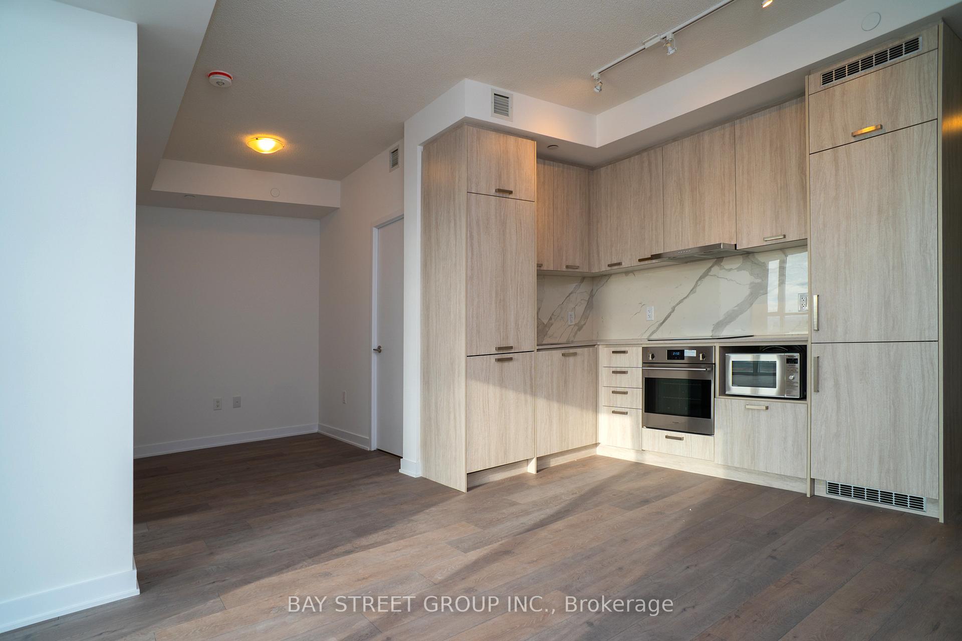 Photo 7 of Unit 906, 10 Honeycrisp Crescent N, Vaughan, Vaughan Corporate Centre — HOMEH
