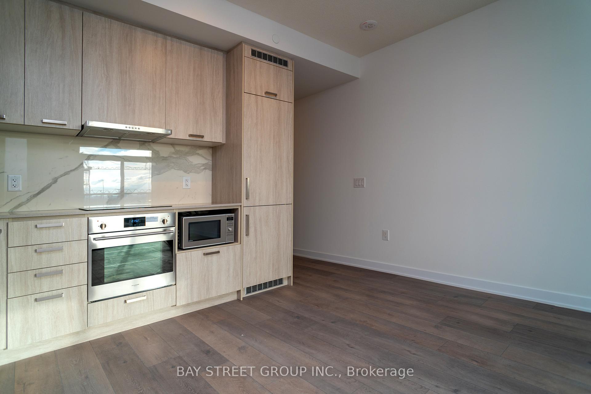 Photo 8 of Unit 906, 10 Honeycrisp Crescent N, Vaughan, Vaughan Corporate Centre — HOMEH