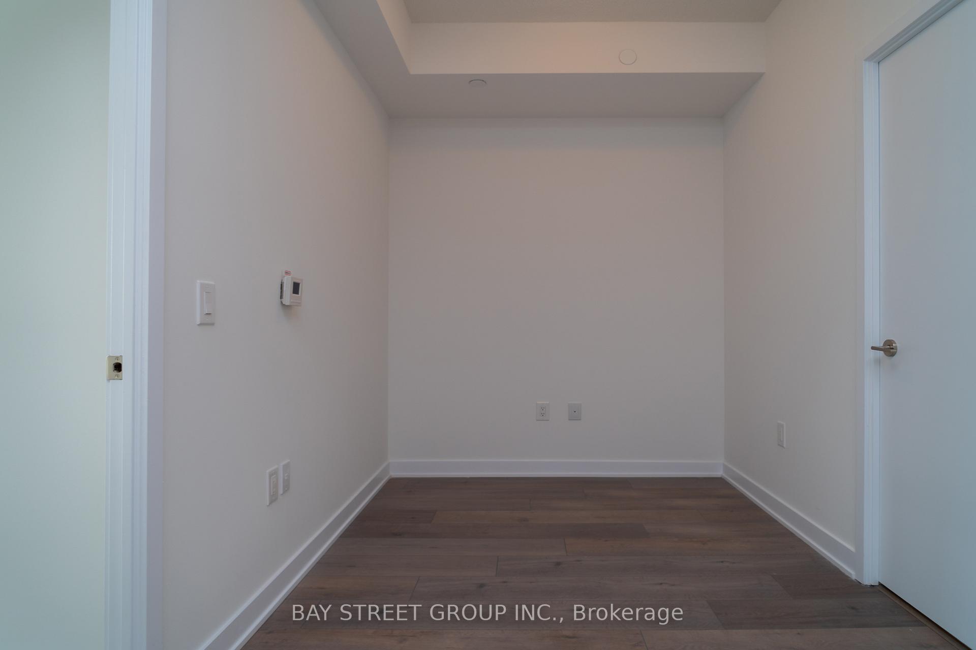 Photo 9 of Unit 906, 10 Honeycrisp Crescent N, Vaughan, Vaughan Corporate Centre — HOMEH