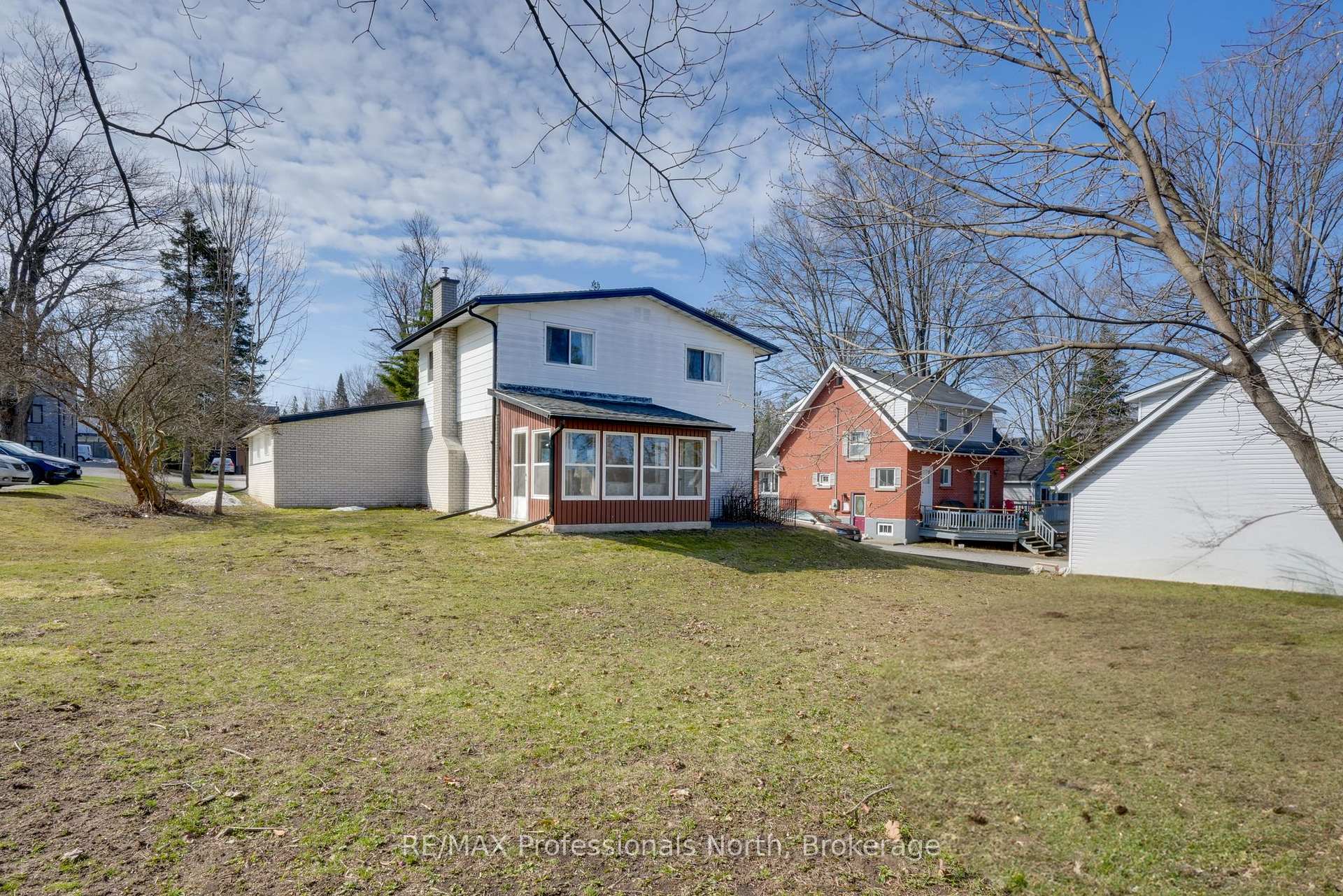 Photo 5 of 350 Hughson Street, Gravenhurst, Muskoka (S) — HOMEH
