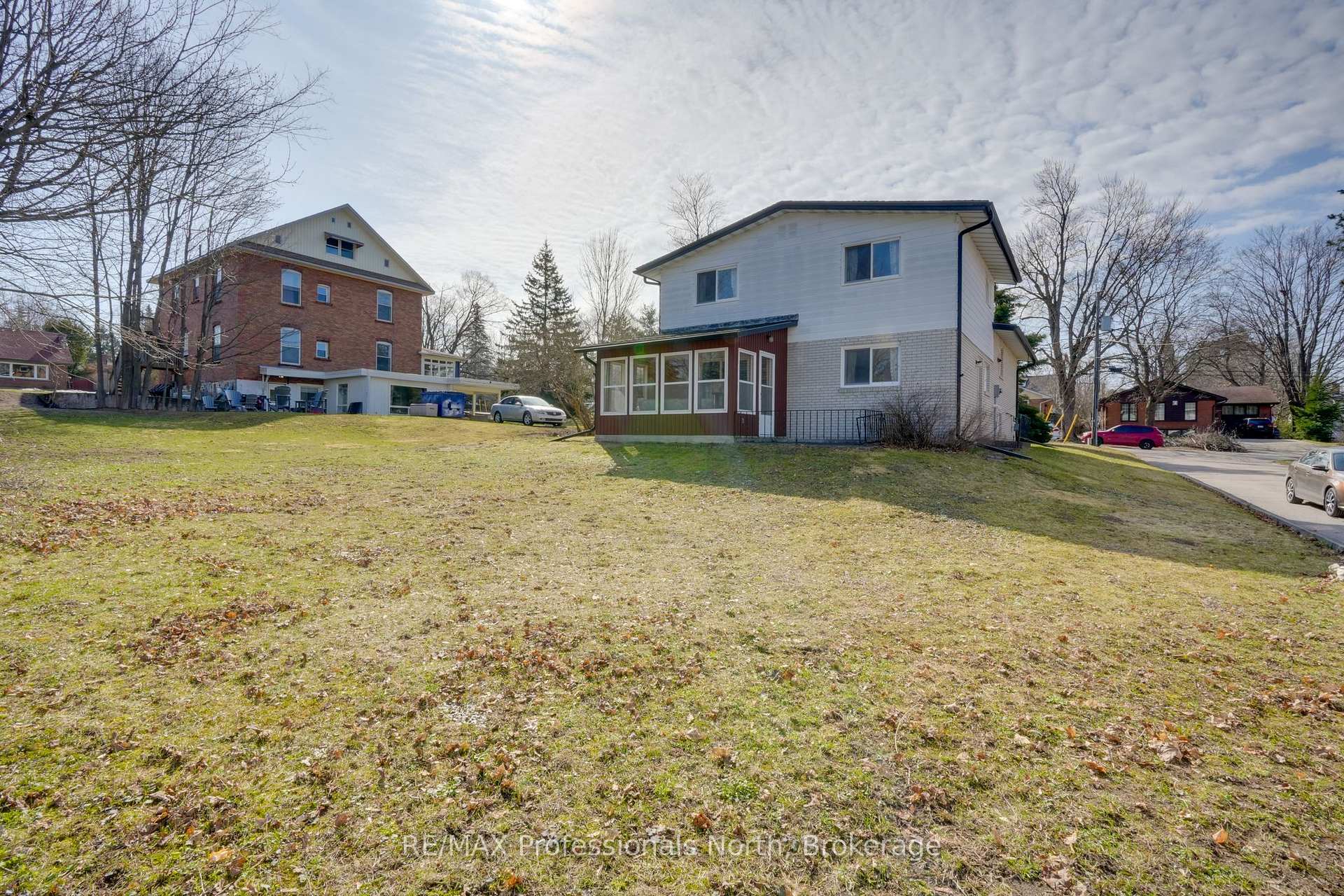 Photo 6 of 350 Hughson Street, Gravenhurst, Muskoka (S) — HOMEH