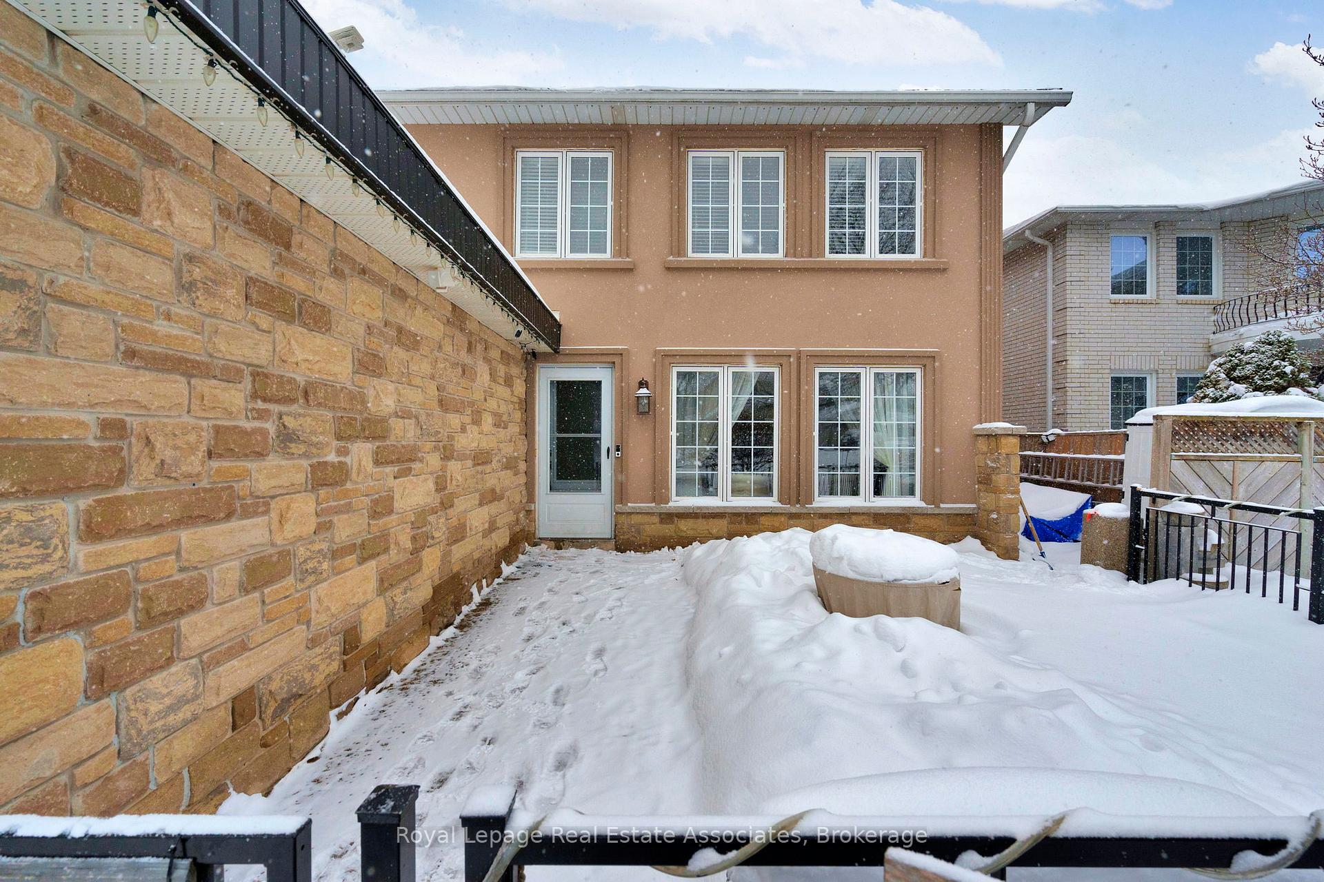 Photo 3 of 23 Madrid Crescent, Brampton, Central Park — HOMEH