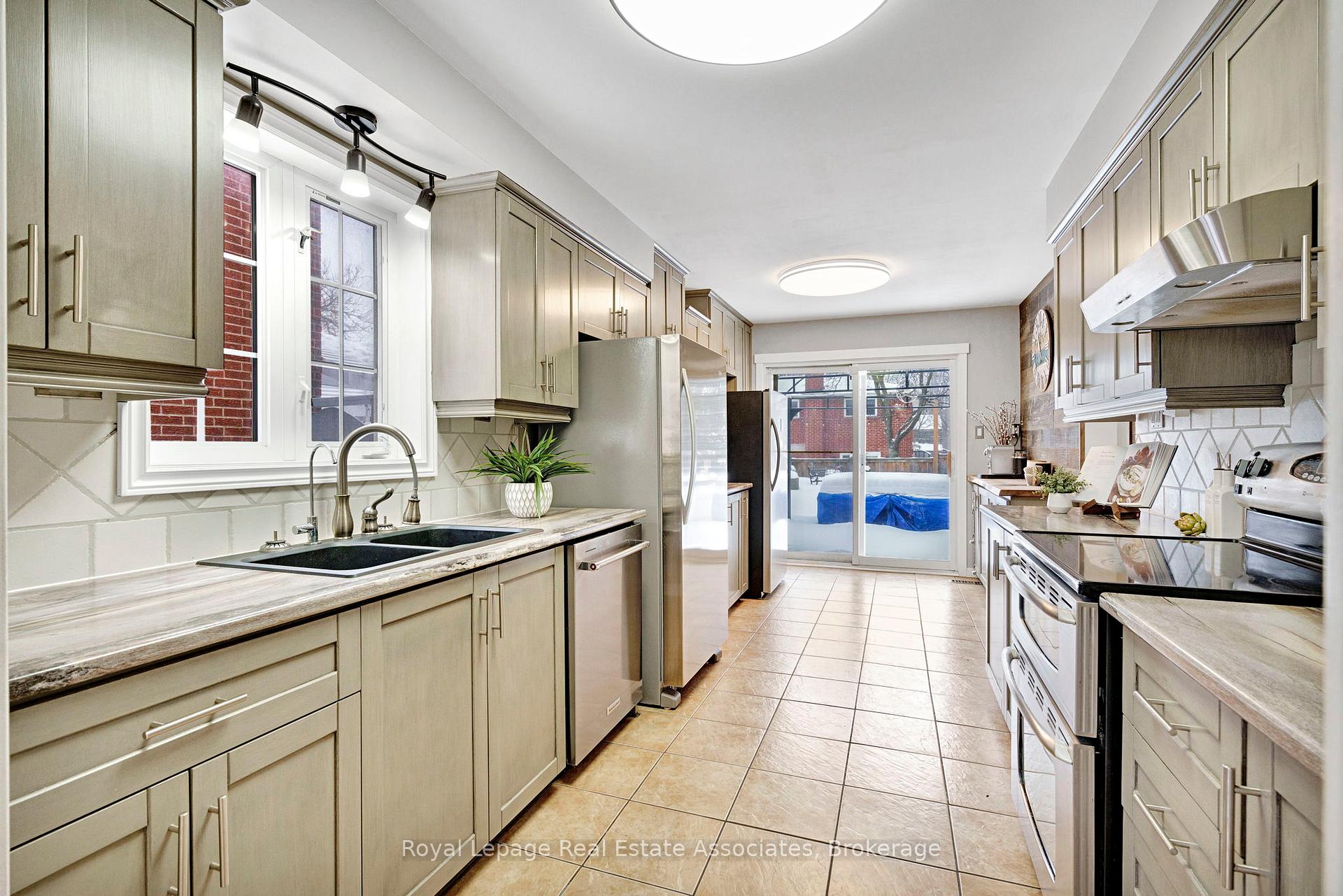 Photo 19 of 23 Madrid Crescent, Brampton, Central Park — HOMEH