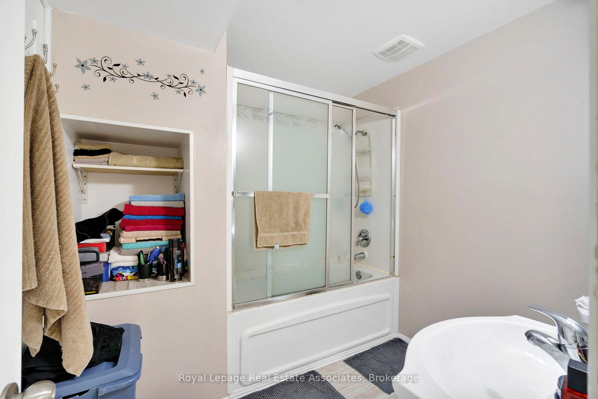 Photo 32 of 23 Madrid Crescent, Brampton, Central Park — HOMEH