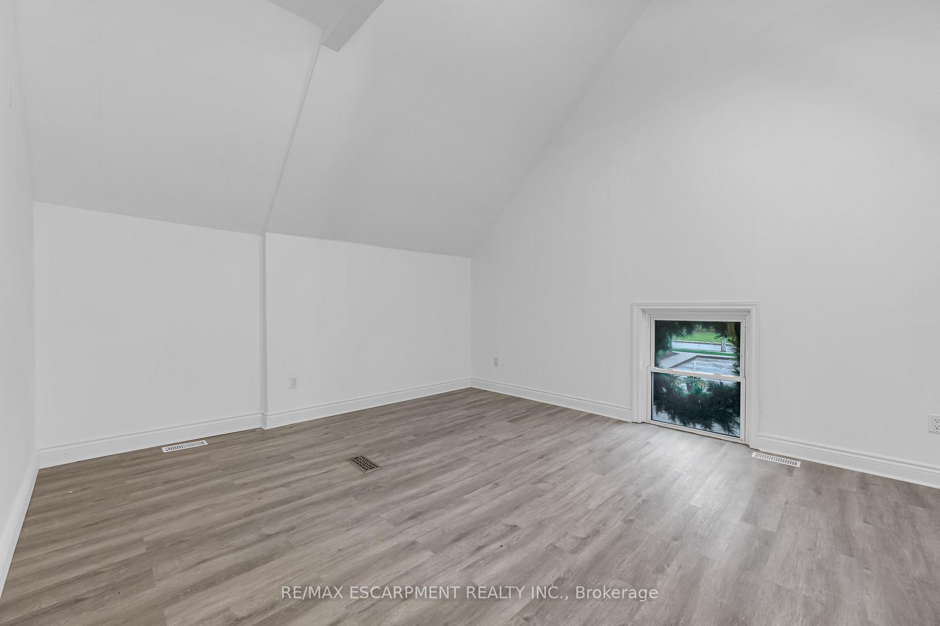 Photo 2 of Unit Upper, 13 Mountain Street, Grimsby, Grimsby East — HOMEH