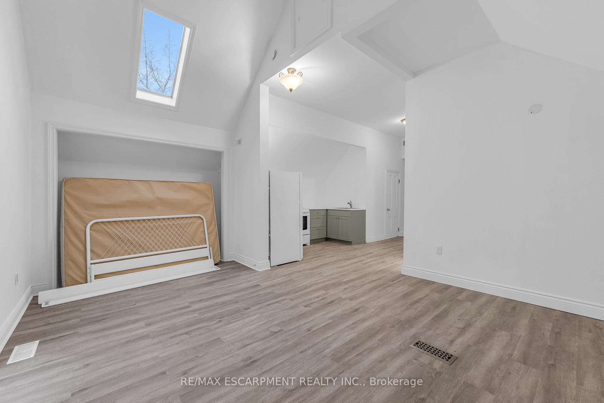 Photo 5 of Unit Upper, 13 Mountain Street, Grimsby, Grimsby East — HOMEH