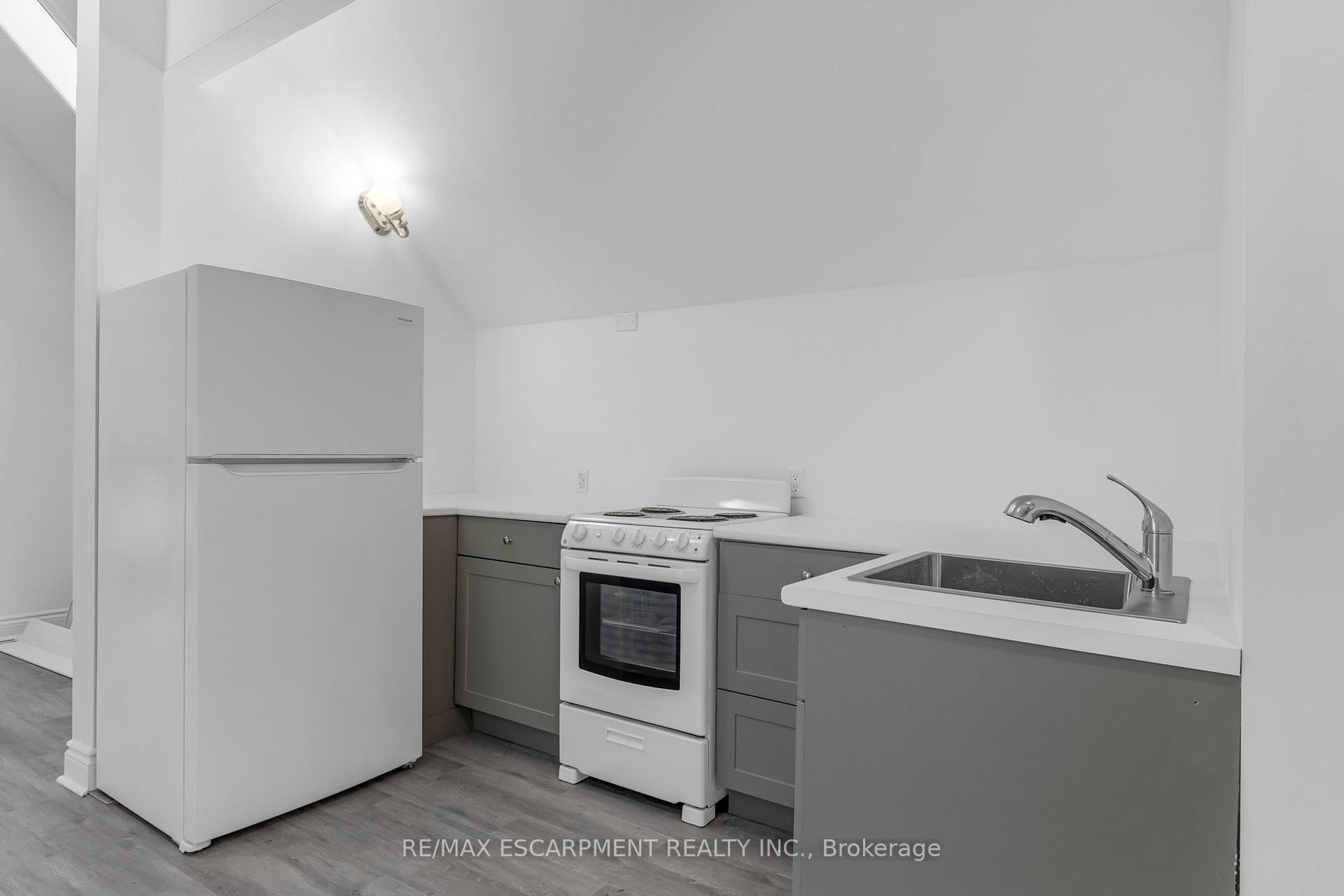 Photo 6 of Unit Upper, 13 Mountain Street, Grimsby, Grimsby East — HOMEH