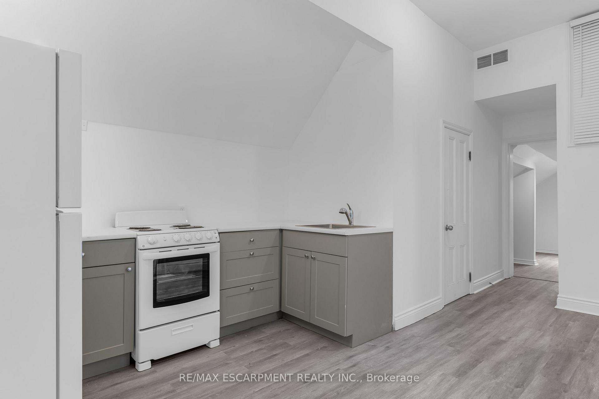 Photo 7 of Unit Upper, 13 Mountain Street, Grimsby, Grimsby East — HOMEH