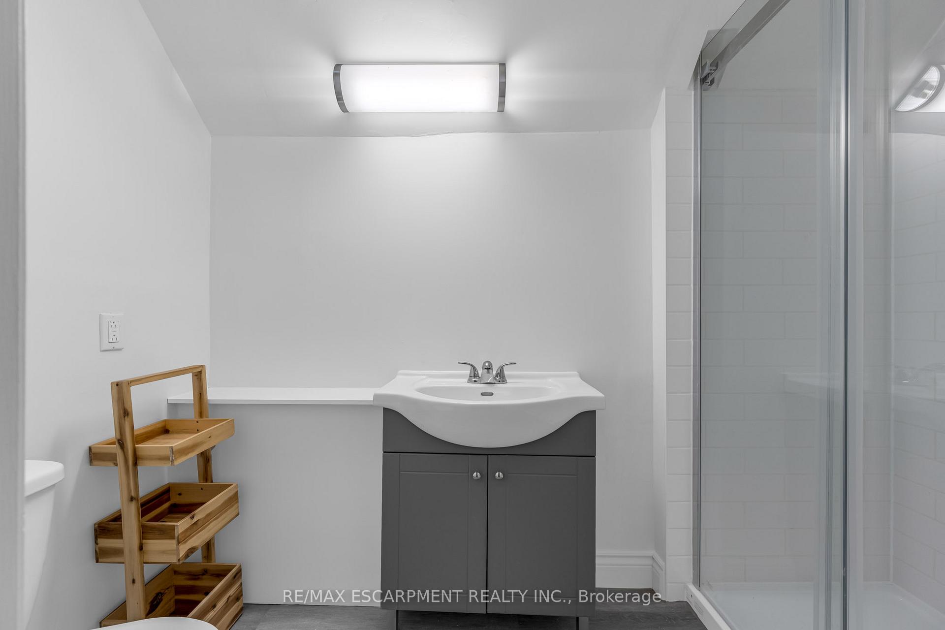 Photo 9 of Unit Upper, 13 Mountain Street, Grimsby, Grimsby East — HOMEH