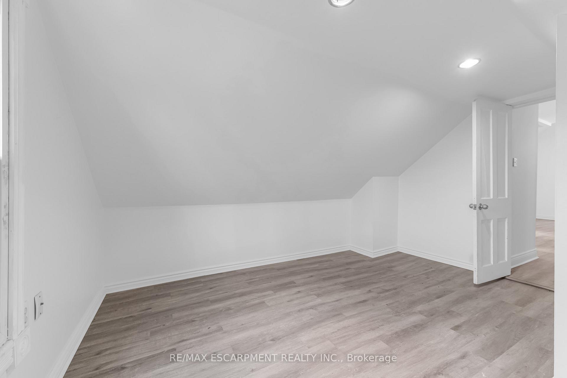 Photo 10 of Unit Upper, 13 Mountain Street, Grimsby, Grimsby East — HOMEH