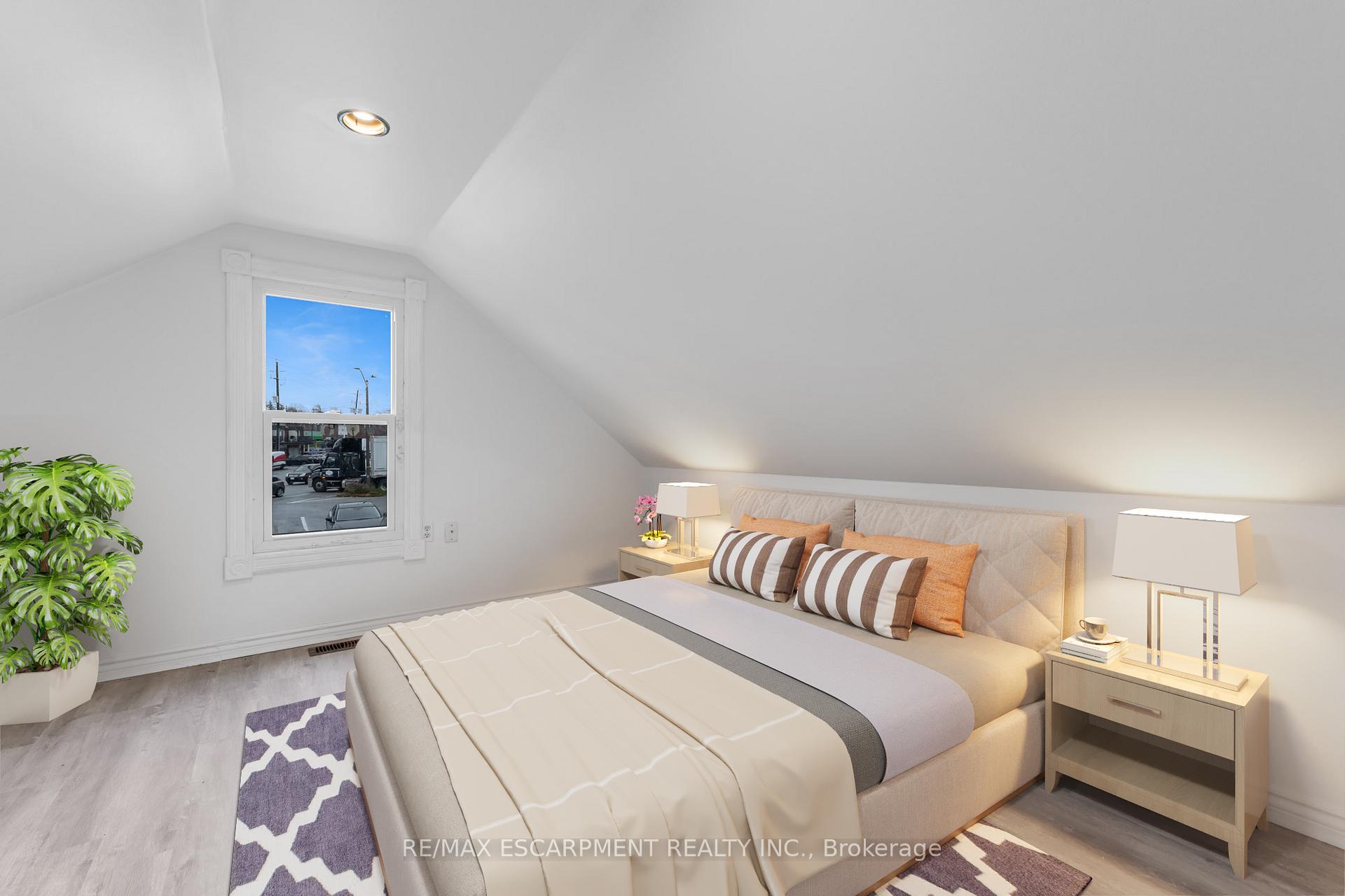Photo 11 of Unit Upper, 13 Mountain Street, Grimsby, Grimsby East — HOMEH