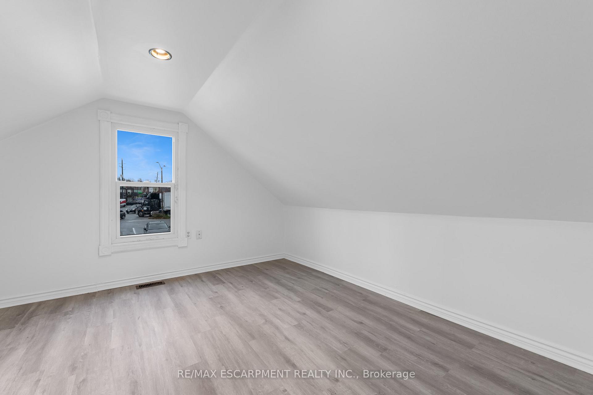 Photo 12 of Unit Upper, 13 Mountain Street, Grimsby, Grimsby East — HOMEH