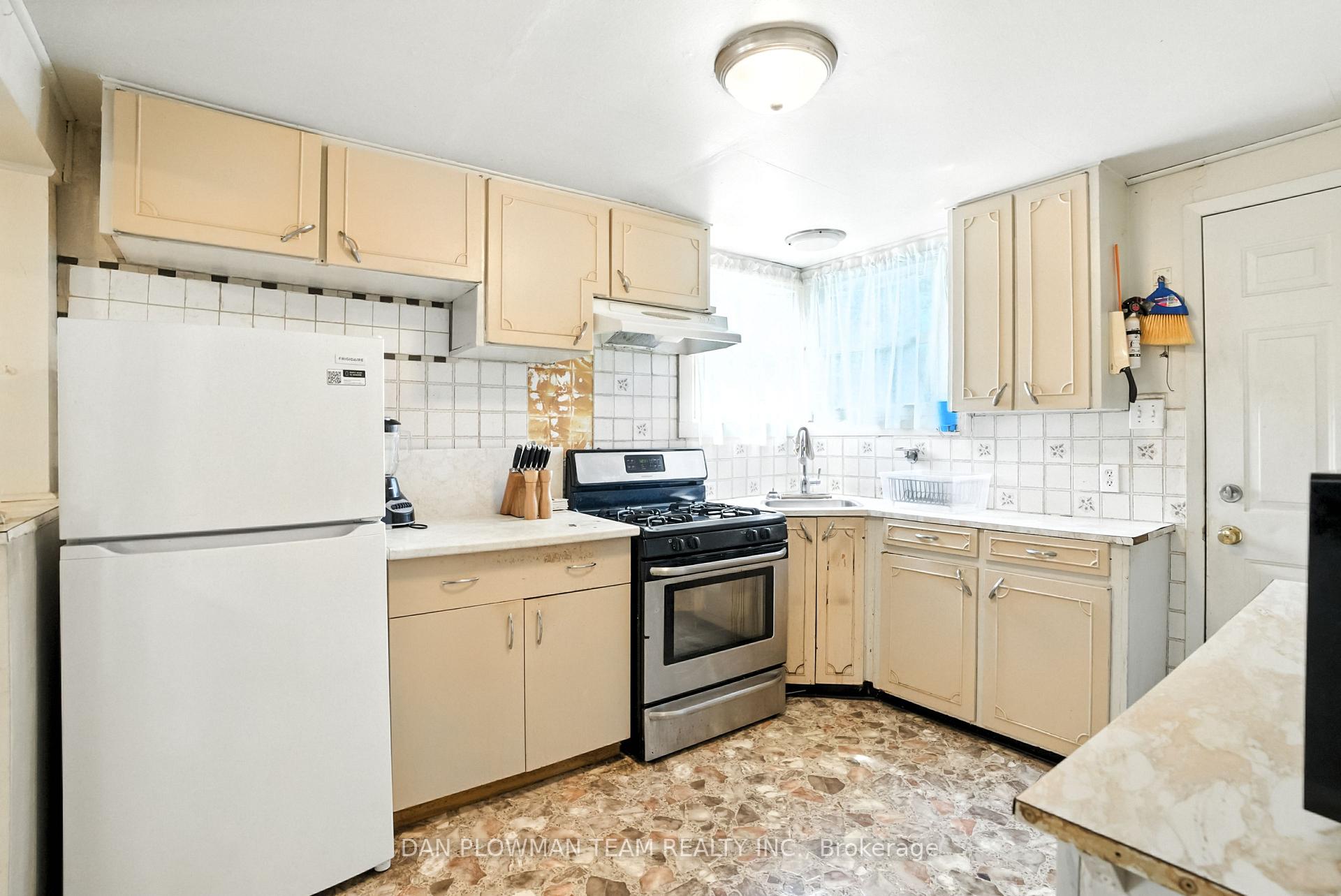 Photo 11 of 78 Ontario Street, Clarington, Bowmanville — HOMEH
