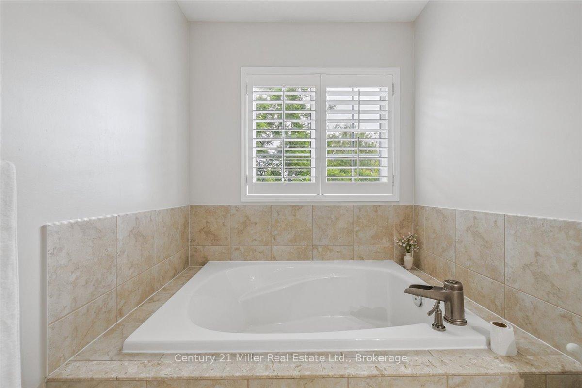 Photo 10 of 4810 Capri Crescent, Burlington, Alton — HOMEH