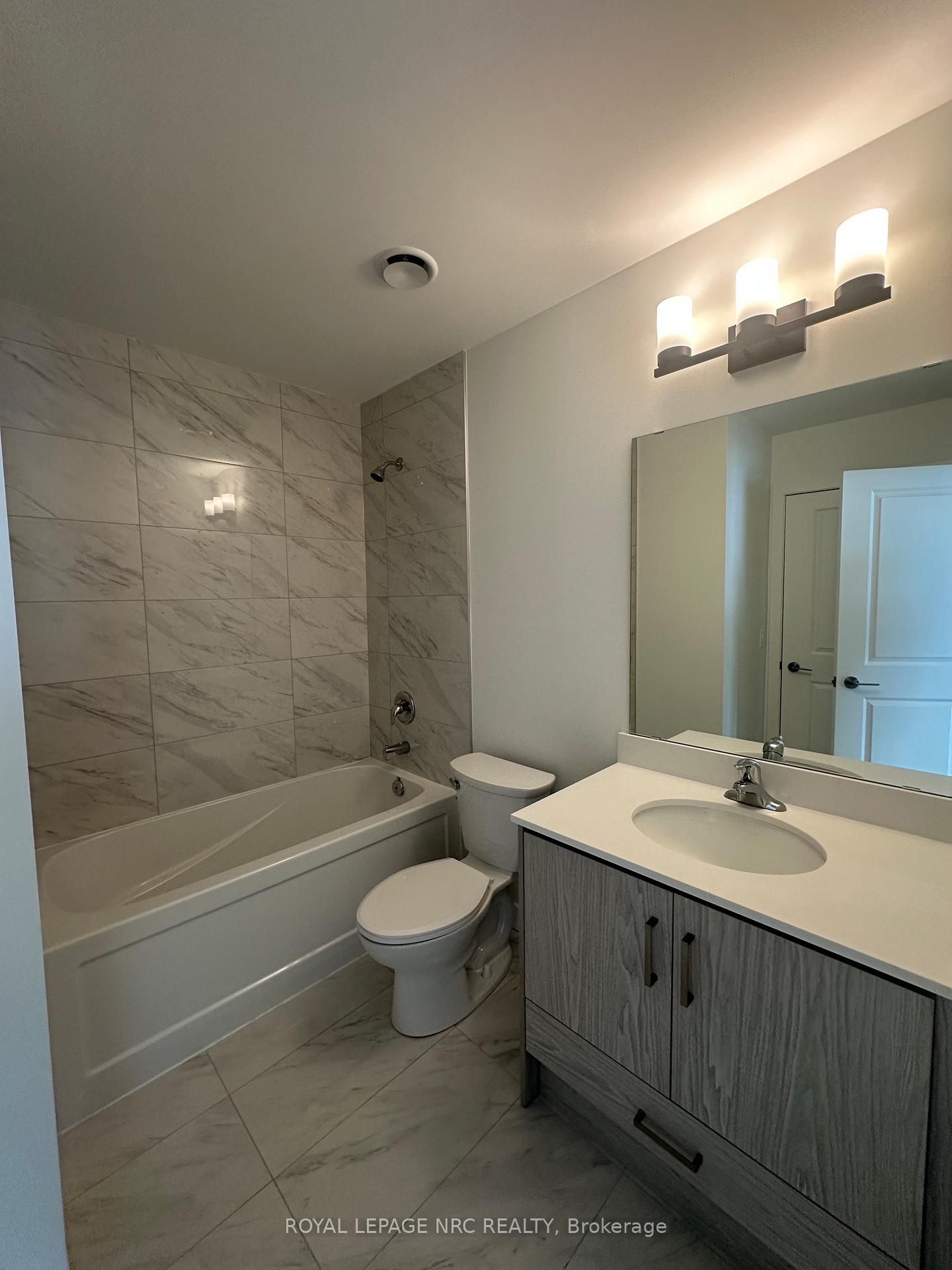 Photo 3 of Unit 313, 461 Green Road, Hamilton, Lakeshore — HOMEH