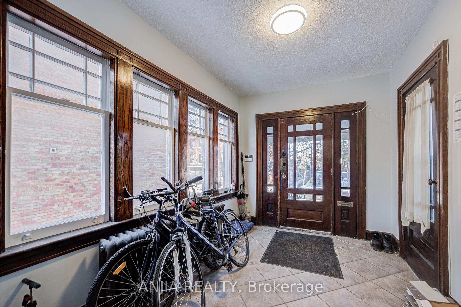 Photo 2 of 7 Linnsmore Crescent, Toronto, Danforth Village-East York — HOMEH